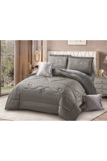 SNOOZYL A king-size bedspread made of soft velvet and luxurious fur with an embossed design to give you elegance.