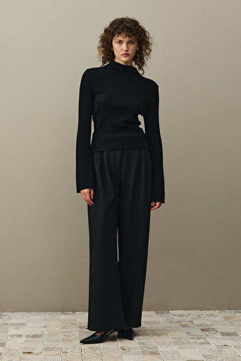 Fahhar Pleated Sweater Black