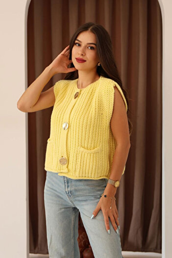 Nazline Women's Crew Neck Pocketed Buttoned Knit Vest