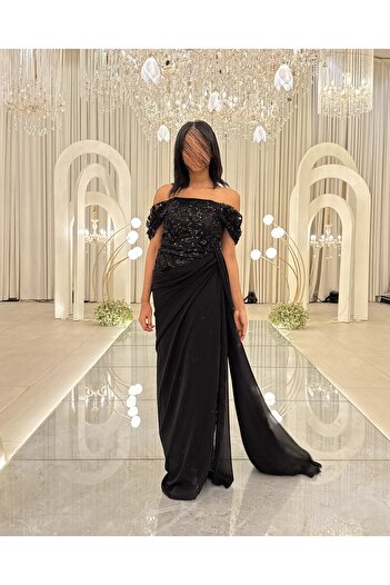 Generic A classic black long evening dress that combines luxury and elegance.