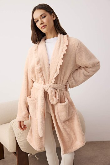 Trendyol Collection Rosa gerüschter Wellsoft Winter-Strickmorgenmantel mit Taschen THMAW26SB00005