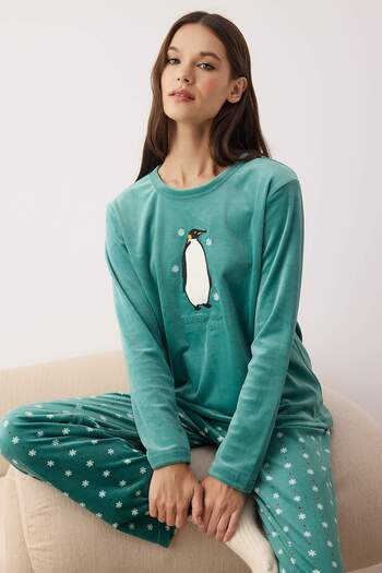 Trendyol Collection Pyjama-Set aus gestricktem Samt mit grünem Schneeflockenmuster und Pinguin-Stickerei THMAW26PT00194