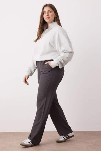 Trendyol Curve Pantaloni antracit cu talie înaltă, cu picioare largi, din țesătură texturată, de mărime mare TBBSS25AR00002