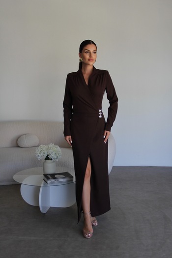Julidress Μακρύ φόρεμα υψηλής ποιότητας σε καφέ χρώμα με διπλό γιακά και λεπτομέρεια με χρυσά κουμπιά