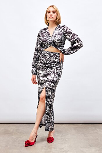 Sateen Patterned Long Skirt with Slit Detail - Black