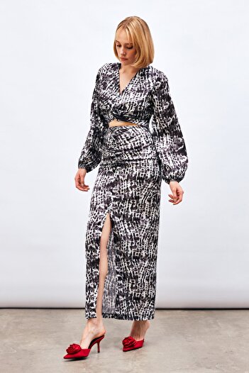 Sateen Patterned Long Skirt with Slit Detail - Black