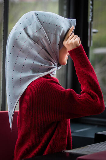 Vissona 100% Twill Silk Tiny V Patterned Gray Colored 90X90 Scarf Sewing Shape: Hand Sewing