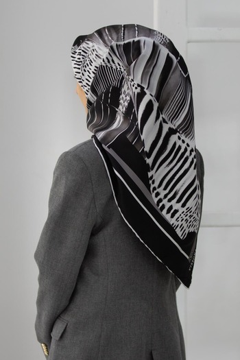Vissona 100% Twill Silk Geometric Patterned Black - White Colored 90X90 Scarf Sewing Shape: Hand Sewing