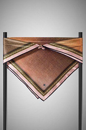Vissona %100 Twill İpek Degradeli Ve Doku Desenli Pudra Renkli 90x90 Eşarp Dikim Şekli : El Dikişi