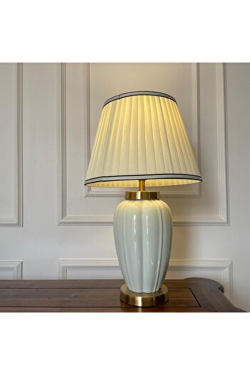 Shihon Shehon table lamp with a stylish and modern design