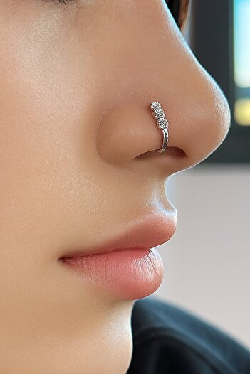 TAKIŞTIR Gümüş Renk Taş Detaylı Sıkıştırmalı Deliksiz Hızma Cerrahi Çelik Piercing (Tek)