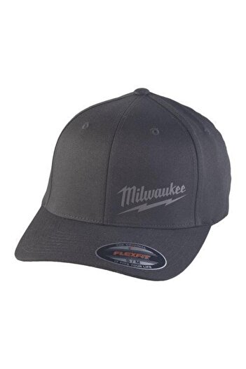 Milwaukee Șapcă roșie BCS cu protecție UV UPF50+ și bandă elastică pentru o potrivire perfect
