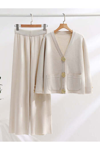 styleFlex Elegant suit with decorative gold buttons
