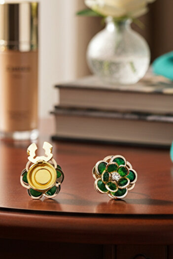 Reoona Yeni Trend Yeşil Çiçek Gold Detaylı Düğme Kapağı Broş 1 Adet - Emerald Elegance
