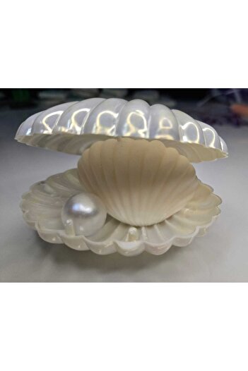 M.X.M. by Oana Art Handmade candle in the shape of a shell ''Pearl of the Sea''