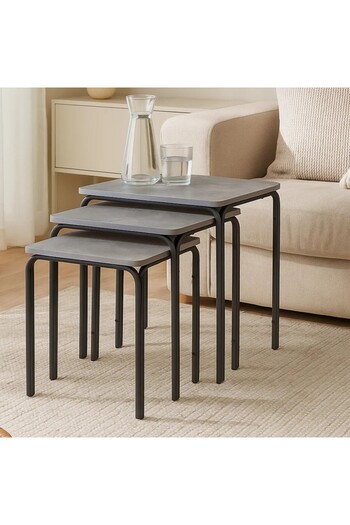 Vi Markets A set of side tables with a modern design, a gray wooden top and black metal legs, practical and suitable for various uses.