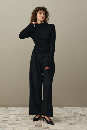 Fahhar Pleated Sweater Black
