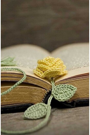 Merveyyyra Knitted Rose Bookmark