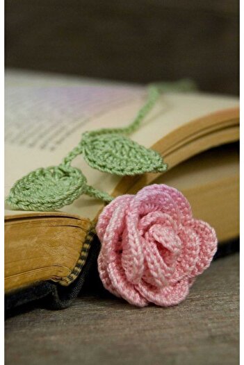 Merveyyyra Knitted Rose Bookmark