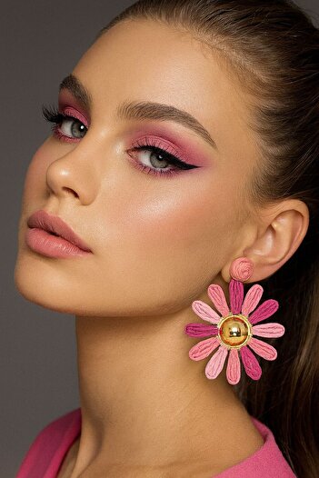 Kumsal Allure Pink Daisy Raffia Earrings – Gold Detail