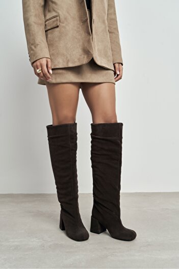 NİŞANTAŞI SHOES Γυναικείες μπότες Briella με χοντρό τακούνι από γνήσιο δέρμα από καφέ σουέντ