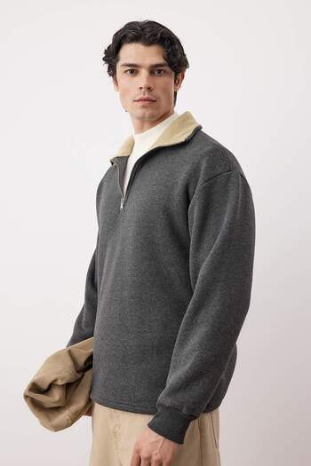 Trendyol Collection Anthrazitfarbenes Sweatshirt mit Stehkragen und detailliertem Stehkragen, neu, Oversize/Schlagkragen, dick/fleecegefüttert, TMNAW26SW00003