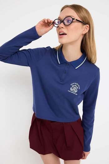 Trendyol Collection Teenager-Bluse aus marineblauem, mit Steppstoff besticktem Polo-Kragen mit Knöpfen, reguläre/Standard-Passform, gestrickt TWOAW26BZ00014