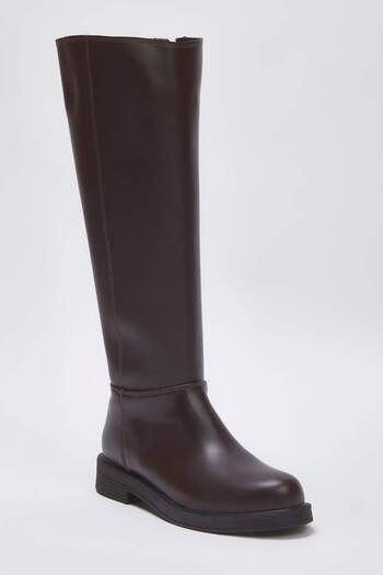TRENDYOL SHOES Braune kurze Damenstiefel mit geradem Absatz und Reißverschluss TAKAW25CZ00000