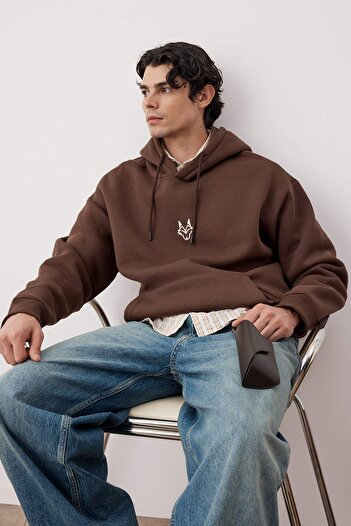 Trendyol Collection Σκούρο καφέ κανονικό/κανονικό κομμένο φούτερ με κουκούλα με φλις εσωτερικά κέντημα Tiger TMNAW24SW00018
