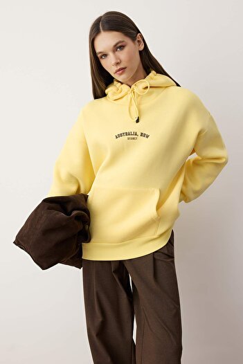 Trendyol Collection Light Yellow Thick Fleece Inside Hooded Front and Back Printed Oversize Knitted Sweatshirt Twoaw26Sw00184