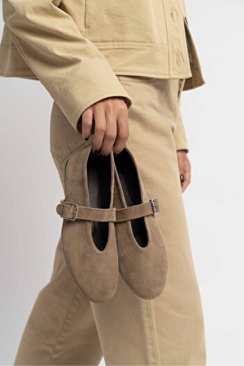 NİŞANTAŞI SHOES Mera Rome Bej din piele intoarsa Detaliu cu catarama din piele naturala Detaliu cu catarama Talpa plată Balerini pentru femei