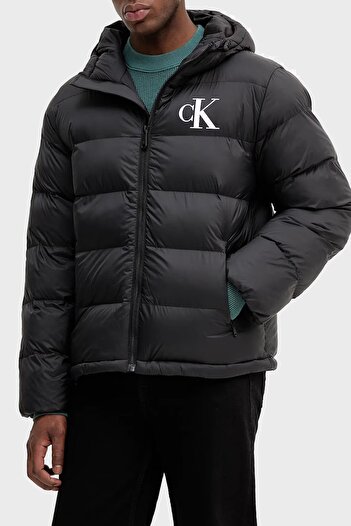 Calvin Klein Pánský černý kabát s logem značky Stylový vzhled Vhodný pro zimní použití LV04RD528G UB1