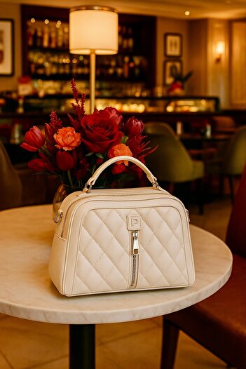 ESTUTE Luxury Quilted Leather Shoulder Bag – Stylish Model with Metal Detailing