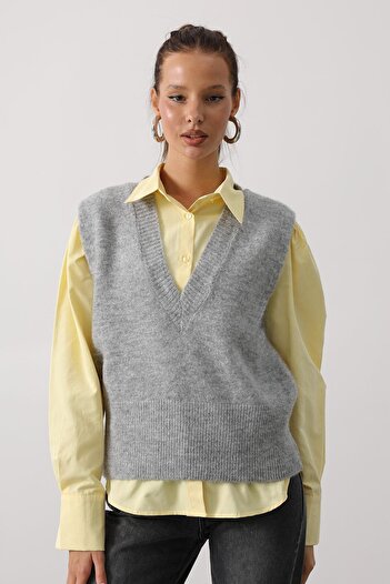 VAGGON Women's Yellow V-Neck Knitwear Sweater and Striped Shirt Set Vs01137