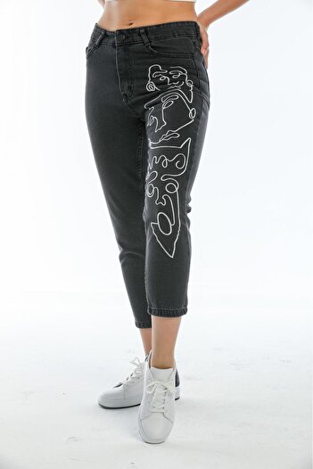 SHEVEGA Kafin Smoked Left Leg Embroidered Boyfriend Mom Jeans Apntolon