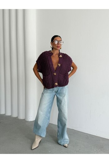 buqre's moda Knitted Big Button Sweater Vest