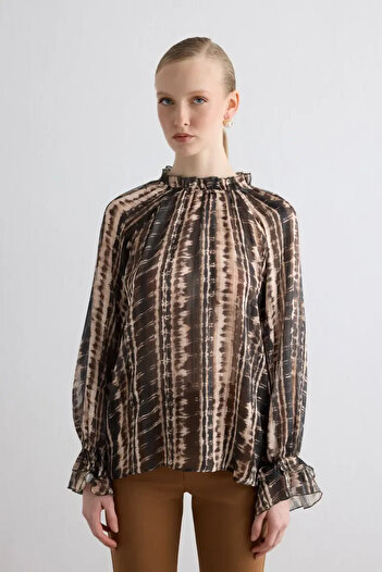 Gusto Blouse with Ruffled Collar and Leaf Pattern - Brown
