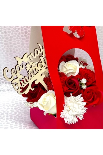 velve Aranjament floral Butterfly,trandafiri ,garoafe din sapun,cu topper " Cea mai buna sotie " Rosu
