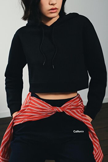 HAKKE Three Thread Hooded Crop Sweat