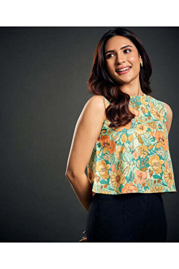 Zigzag Sleeveless Flared Printed Chiffon Crop Top