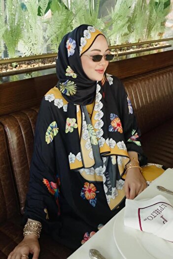 carell Ebrar Taş's Choice Sunshine Monogram Floss Shawl Black