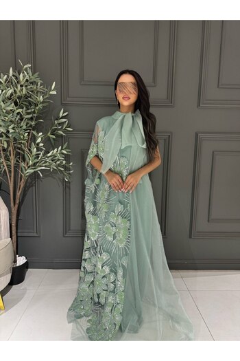 VİVİ Luxurious Tiffany-colored jalabiya embroidered with roses and crystals