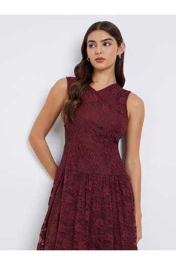 Styli Burgundy Lace Sleeveless Midi Dress
