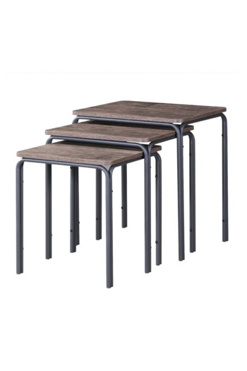Vi Markets A set of side tables with a modern design, a wooden top and black metal legs, practical and suitable for various uses.