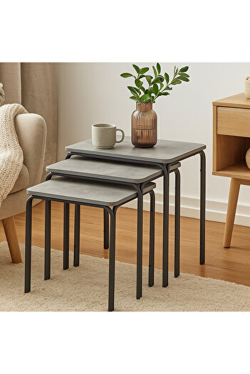 Vi Markets A set of side tables with a modern design, a gray wooden top and black metal legs, practical and suitable for various uses.