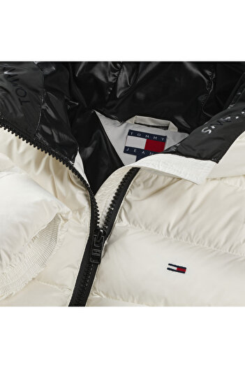 Tommy Hilfiger Kadın Marka Bayrak Logolu Sabit Kapüşonlu Kapitone Dolgulu Beyaz1 Mont DW0DW21617 YBL