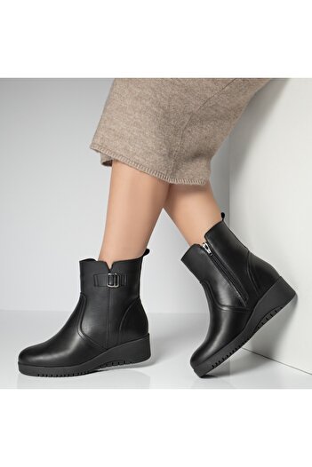 BMoD Women's black leather boots with a platform and a buckle MOD12655