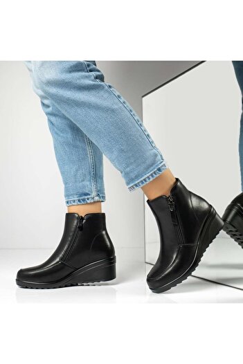 BMoD Black leather women's ankle boots with a platform and a zipper MOD14005