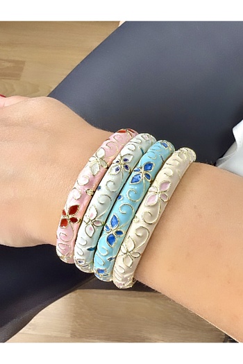 VNS Accessories Vintage Enamel Flower Motif Bracelet