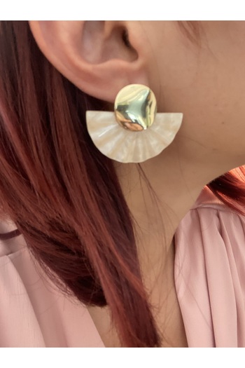 Byoz store Fan-Shaped Cream Earrings on a Gold Plate
